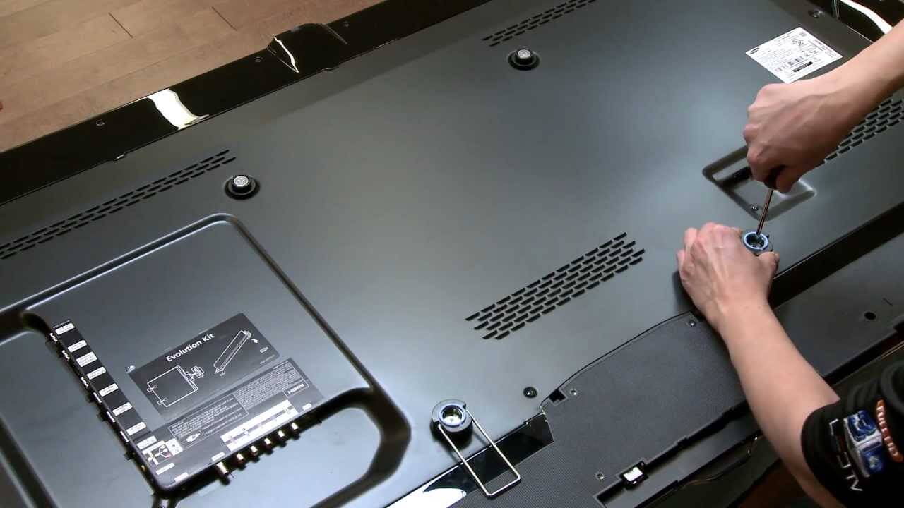 tecnico-instalando-televisor-en-la-pared